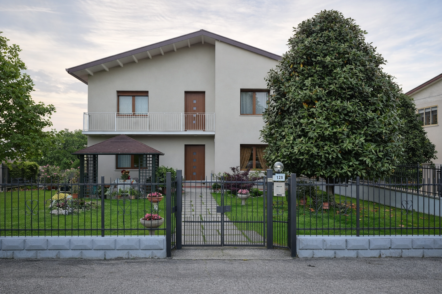 Prospetto principale di Casa LB dopo l’intervento di riqualificazione energetica a Santa Maria di Sala